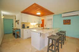 2 Bedroom Sleeps 6 - Cozy Condo with beach access