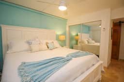 2 Bedroom Sleeps 6 - Cozy Condo with beach access