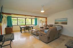2 Bedroom Sleeps 6 - Cozy Condo with beach access