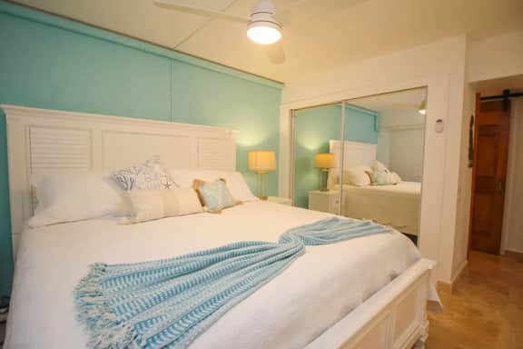 2 Bedroom Sleeps 6 - Cozy Condo with beach access