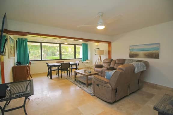 2 Bedroom Sleeps 6 - Cozy Condo with beach access