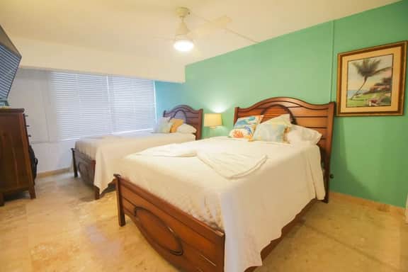 2 Bedroom Sleeps 6 - Cozy Condo with beach access