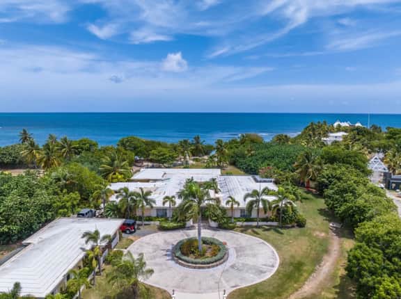 Shoy's Beach House - 5 Bedroom Villa on the Beach!