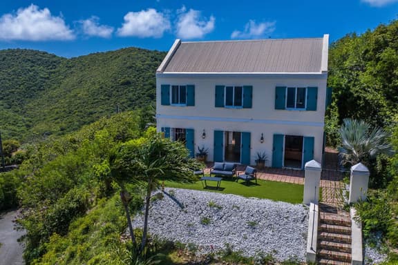 Moko Vista - Hilltop Ocean View Villa